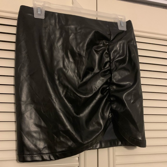 NWT Canton Walker Faux Leather Mini Skirt Pullon Women’s Size Medium - Picture 1 of 8